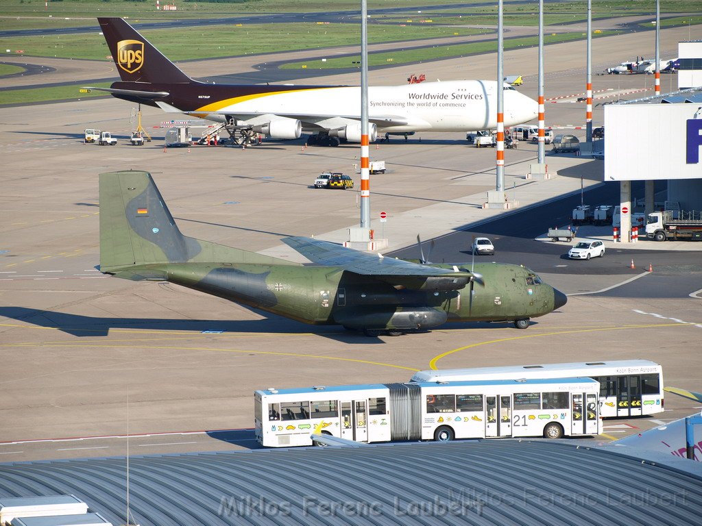 Lufthansa Airbus A 380 zu Besuch Flughafen Koeln Bonn P110.JPG